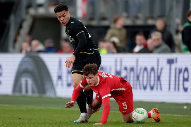 Mario Stroeykens van Anderlecht (links) in duel met Milos Kerkez van AZ Alkmaar