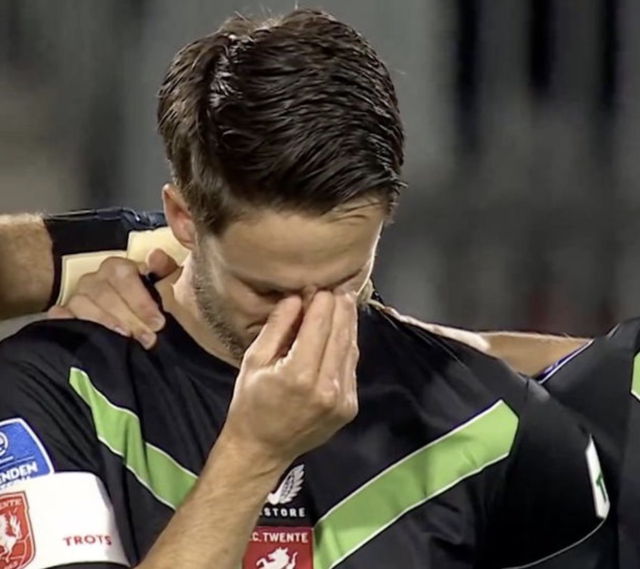 Ricky van Wolfswinkel emotioneel tijdens minuut stilte voor Johan Neeskens