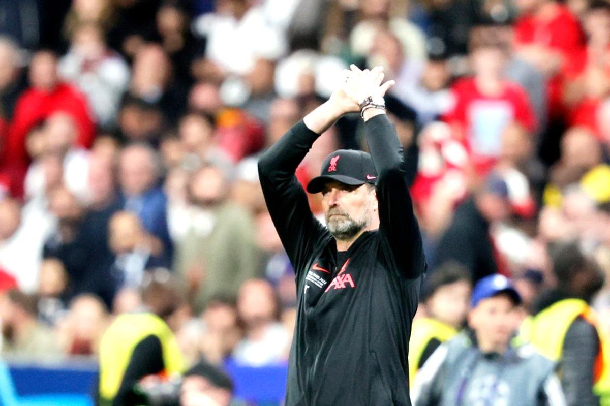 Jürgen Klopp bedankt het publiek tijdens zijn periode als trainer van Liverpool. De Duitser koos eerder bewust níet voor het bondscoachschap van Duitsland, uit loyaliteit aan de club. 