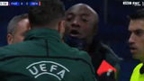 WTF! Vierde ref noemt assistent-trainer 'negro', spelers PSG en Basaksehir lopen van het veld