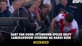 Hart van goud: Feyenoord-speler helpt cameravrouw overeind na harde beuk (VIDEO)