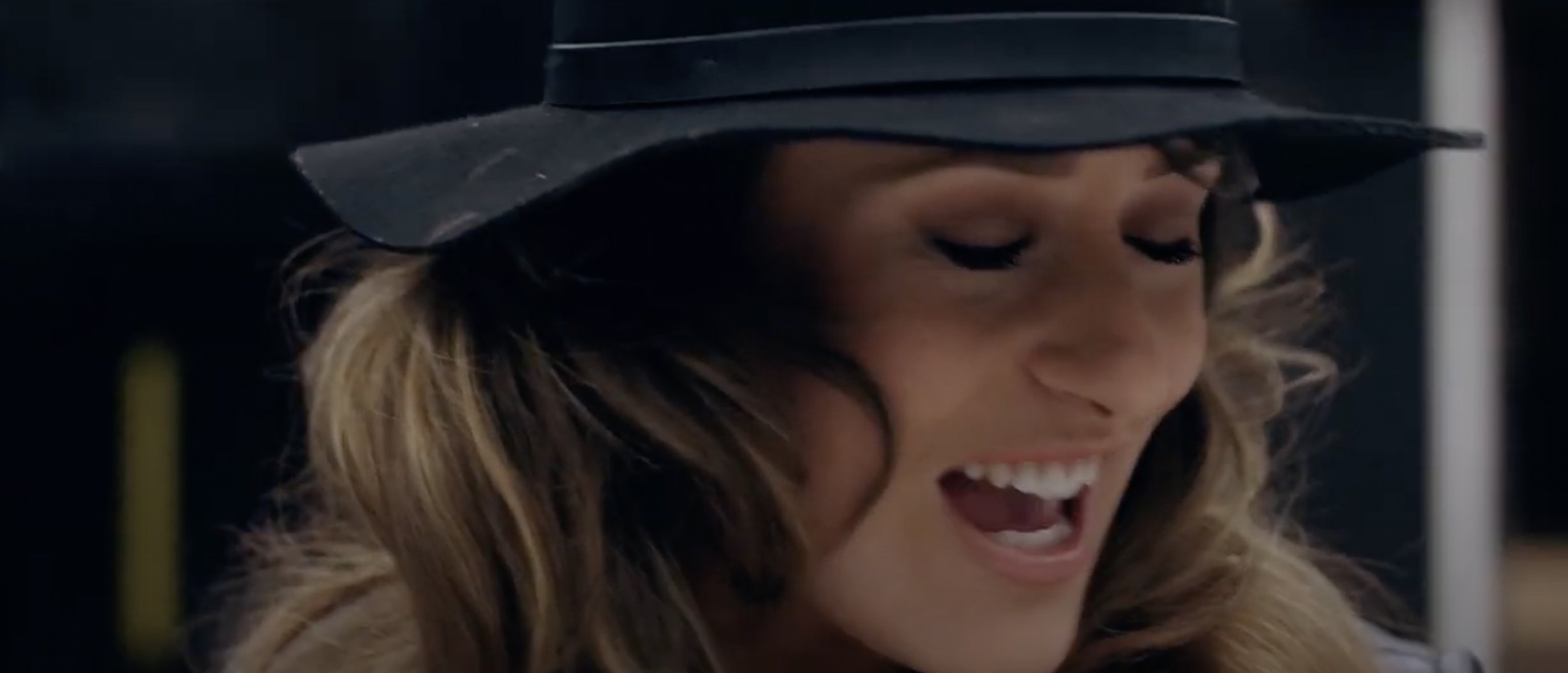 Alles over de vriendin van Youri Mulder: Lynn Schippers (Lynn Claire), 22 jaar jonger, zangeres én de liefde van de oud-voetballer.