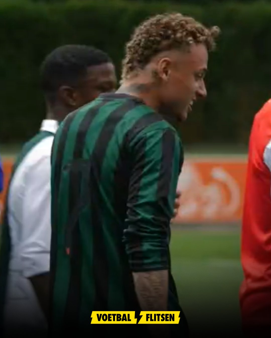 Noa Lang in een groen zwart shirt